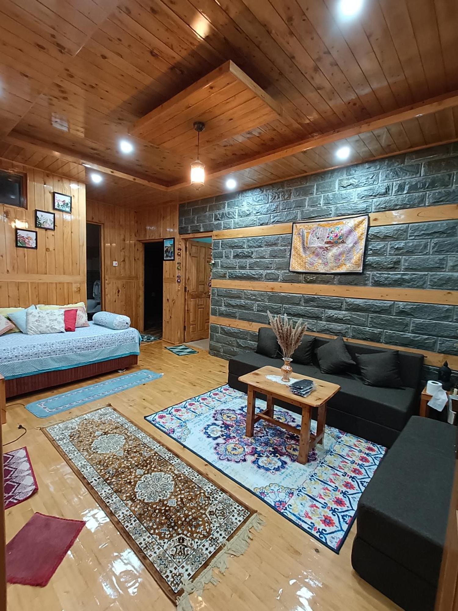 Ishan Log Huts-A Boutique Home Stay Banjār Exteriör bild
