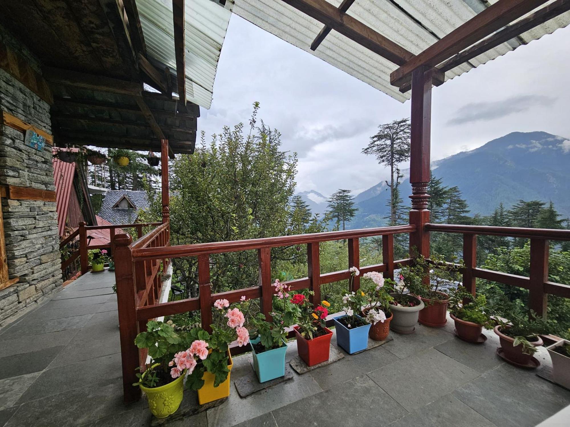 Ishan Log Huts-A Boutique Home Stay Banjār Exteriör bild